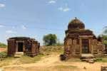 சிதிலமடைந்து கிடக்கும் பழமையான இரட்டை ஈஸ்வரர் கோயில்; புதுப்பிப்பு பணி எப்போது?