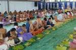 கேரளாவில் ஆற்றங்கரை, கோவில்களில் முன்னோருக்கு தர்ப்பணம் செய்து மக்கள் வழிபாடு