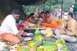சுருளி அருவியில் திரண்ட கூட்டம் : முன்னோர்களுக்கு தர்ப்பணம் கொடுத்து வழிபாடு