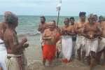 ஸ்ரீரங்கம் ஜீயர் சேதுக்கரை கடலில் புனித நீராடி வழிபாடு