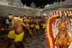 அருணாசலேஸ்வரர் கோவில் பிரகாரத்தில் நடந்த தீமிதி திருவிழா; பக்தர்கள் பரவசம்