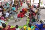 இடிக்கப்பட்ட அன்னதான கூடம்; தரையில் அமர்ந்து சாப்பிடும் பக்தர்கள்