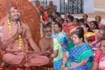 சுமங்கலிகளுக்கு மங்கல பொருள் வழங்கிய ஸ்ரீ சச்சிதானந்த தீர்த்த மஹா ஸ்வாமிகள்