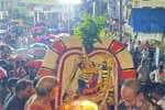 குன்றத்தூரில் குவிந்த பக்தர்கள்; கொட்டும் மழையில் நடந்த அம்மன் ஊஞ்சல் சேவை