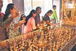  ஓணம் பண்டிகை கொண்டாட்டம் பூக்கோலம் வரைந்து மகிழ்ந்த மக்கள்