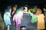 மழை வேண்டி.. மழை சோறு எடுத்து பெண்கள் வழிபாடு