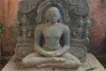 மேலக்கிடாரத்தில் பழமை வாய்ந்த மகாவீரர் சிலை