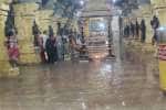 ராமேஸ்வரம் கோயிலுக்குள் தேங்கி மழைநீர்; பக்தர்கள் அவதி