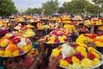 வீராகாளியம்மன் கோயில் பூத்திருவிழா; பூத்தட்டு ஏந்தி பக்தர்கள் நேர்த்திக்கடன் 