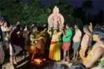 கருமாரியம்மன் கோவில் பூகுண்டம்;  அம்மன் கரகம் சுமந்து இறங்கிய சிறுமி